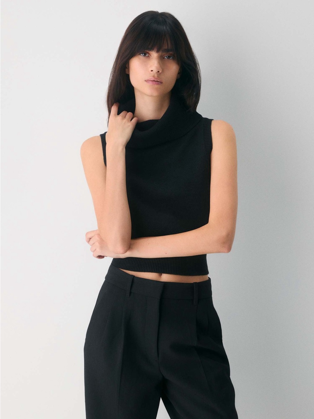 Wilfred Freda Sweater
100% extra-fine merino wool turtleneck sweater vest Size M